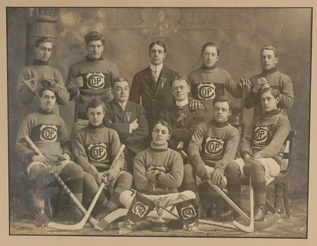 C O P Ice Hockey Team - Champions Ligue Commerciale - 1913